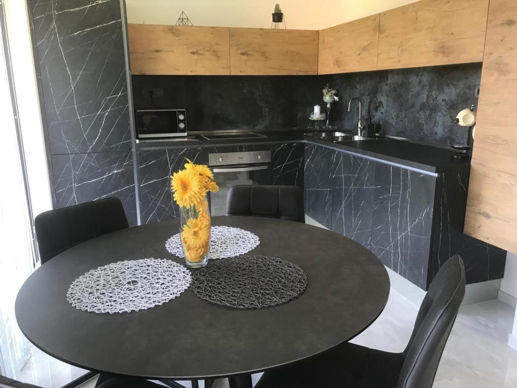 Hedonist-Luxury 2 Bedroom Apartment With Private Hot Tub, Garden And Free Parking تروغير المظهر الخارجي الصورة