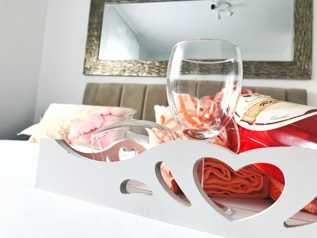 Hedonist-Luxury 2 Bedroom Apartment With Private Hot Tub, Garden And Free Parking تروغير المظهر الخارجي الصورة
