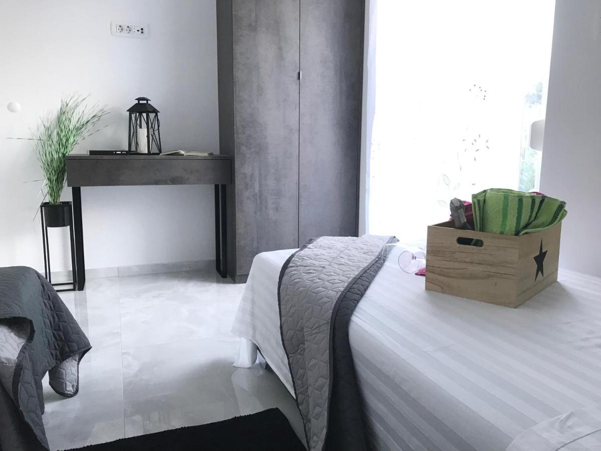 Hedonist-Luxury 2 Bedroom Apartment With Private Hot Tub, Garden And Free Parking تروغير المظهر الخارجي الصورة