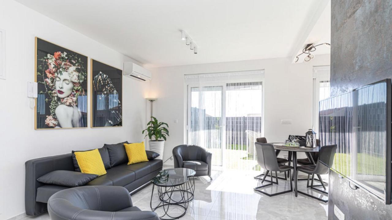 Hedonist-Luxury 2 Bedroom Apartment With Private Hot Tub, Garden And Free Parking تروغير المظهر الخارجي الصورة