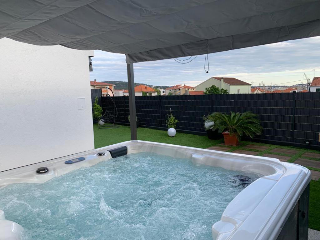 Hedonist-Luxury 2 Bedroom Apartment With Private Hot Tub, Garden And Free Parking تروغير المظهر الخارجي الصورة