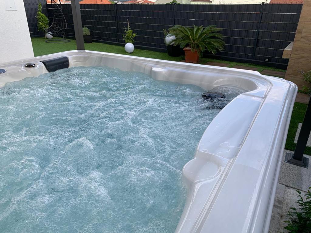 Hedonist-Luxury 2 Bedroom Apartment With Private Hot Tub, Garden And Free Parking تروغير المظهر الخارجي الصورة
