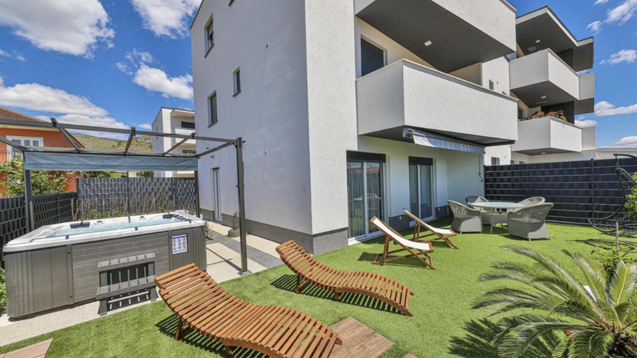 Hedonist-Luxury 2 Bedroom Apartment With Private Hot Tub, Garden And Free Parking تروغير المظهر الخارجي الصورة